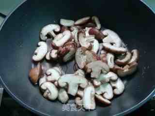 香菇炒鸡蛋的做法步骤：7