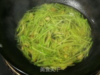 榨菜萝卜丝鸡蛋汤的做法步骤：4