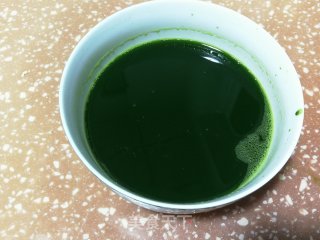 菠菜手擀面的做法步骤：1