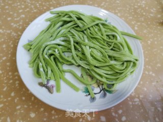 番茄鸡蛋菠菜面的做法步骤：1