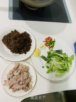 四川老咸菜炒五花肉的做法步骤：1