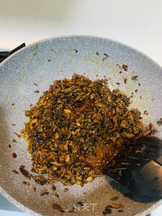 四川老咸菜炒五花肉的做法步骤：3