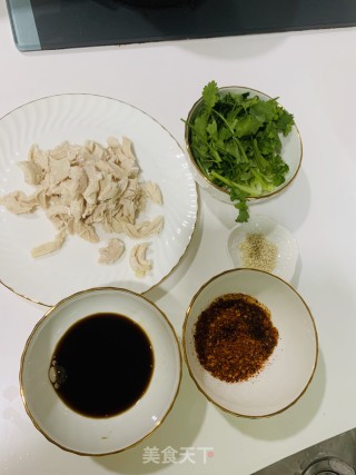 香菜手撕鸡的做法步骤：1