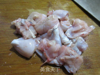 肉螺炒牛蛙的做法步骤：2