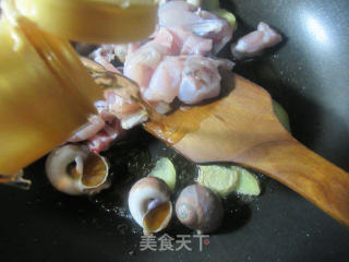 肉螺炒牛蛙的做法步骤：4