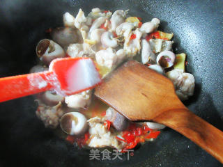 肉螺炒牛蛙的做法步骤：8