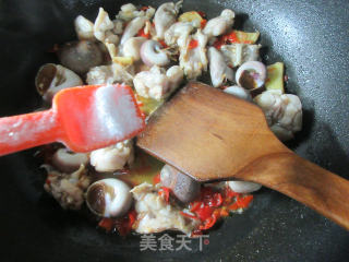 肉螺炒牛蛙的做法步骤：9