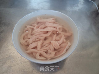 青椒白肉丝的做法步骤：2