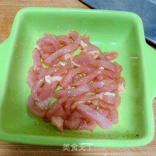 雪菜肉丝炒毛豆的做法步骤：1