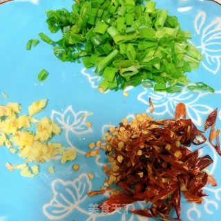 雪菜肉丝炒毛豆的做法步骤：2