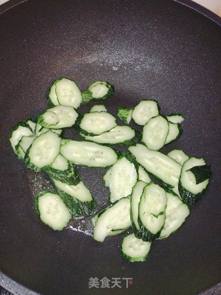 黄瓜虾干汤的做法步骤：3