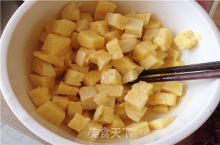 五彩馒头丁的做法步骤：7