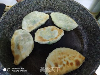 花样面食 三鲜韭菜盒的做法步骤：9