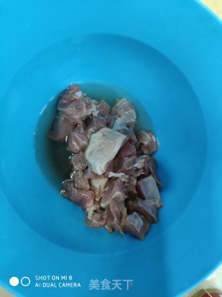 冬日暖汤  西红柿羊肉汤的做法步骤：1