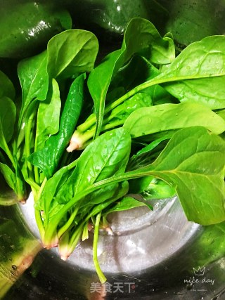 菠菜蛋花汤的做法步骤：2