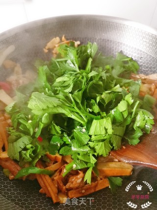 芹菜炒豆干的做法步骤：7