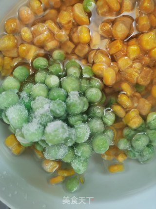 青豆玉米炒鸡丁的做法步骤：1