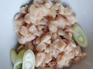 青豆玉米炒鸡丁的做法步骤：3