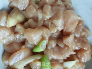 青豆玉米炒鸡丁的做法步骤：4