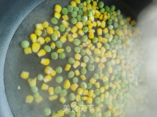 青豆玉米炒鸡丁的做法步骤：6
