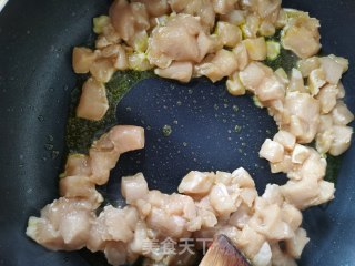 青豆玉米炒鸡丁的做法步骤：7