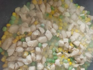 青豆玉米炒鸡丁的做法步骤：9