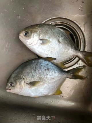 清蒸金鲳鱼的做法步骤：1