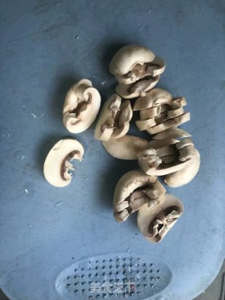 手抓饼培根披萨的做法步骤：1