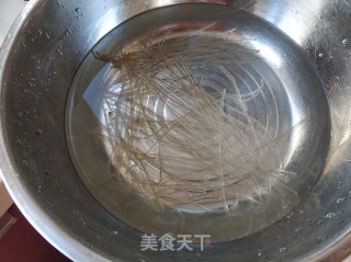 芹菜炒粉的做法步骤：1