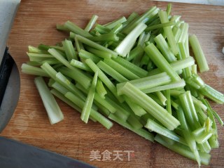 芹菜炒粉的做法步骤：2