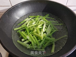 芹菜炒粉的做法步骤：3