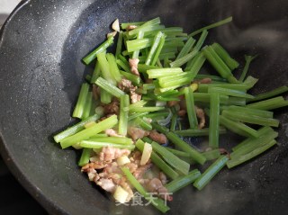 芹菜炒粉的做法步骤：8