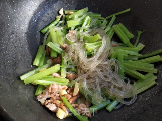 芹菜炒粉的做法步骤：9