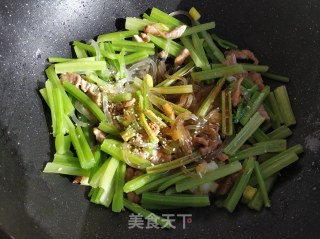 芹菜炒粉的做法步骤：10