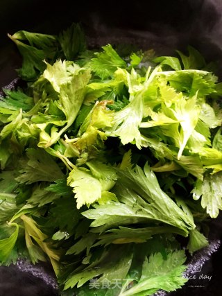 油蒜拌芹菜叶的做法步骤：2
