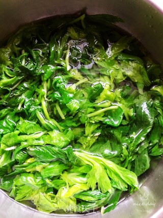 油蒜拌芹菜叶的做法步骤：3