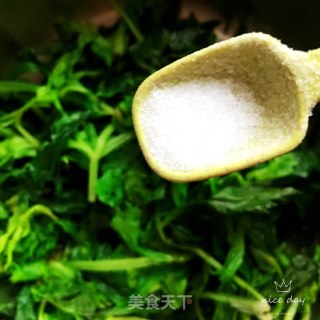 油蒜拌芹菜叶的做法步骤：4