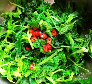 油蒜拌芹菜叶的做法步骤：5