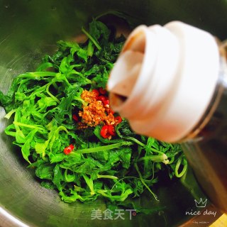 油蒜拌芹菜叶的做法步骤：7