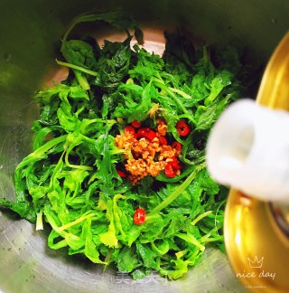 油蒜拌芹菜叶的做法步骤：8