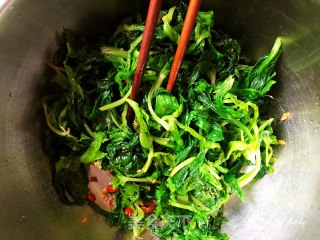 油蒜拌芹菜叶的做法步骤：9