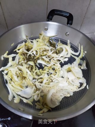 清炒酸菜的做法步骤：4