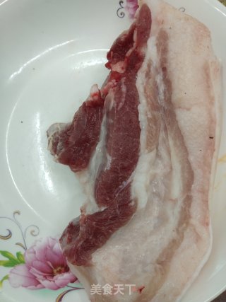 简便尖椒回锅肉的做法步骤：1