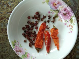 简便尖椒回锅肉的做法步骤：2