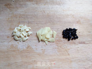青椒炒茄子的做法步骤：1