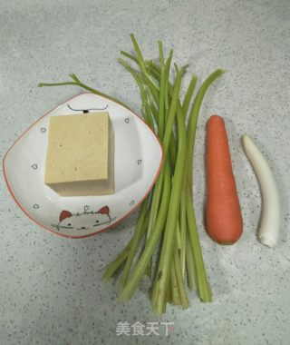 五香豆腐炒香芹的做法步骤：1