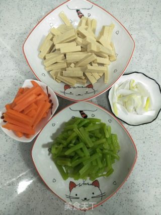 五香豆腐炒香芹的做法步骤：4