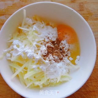 土豆丝煎饼的做法步骤：3