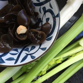 西芹木耳炒牛柳的做法步骤：1