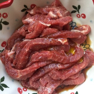 西芹木耳炒牛柳的做法步骤：2